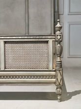 Cargar imagen en el visor de la galería, Recamara Hueso Antique